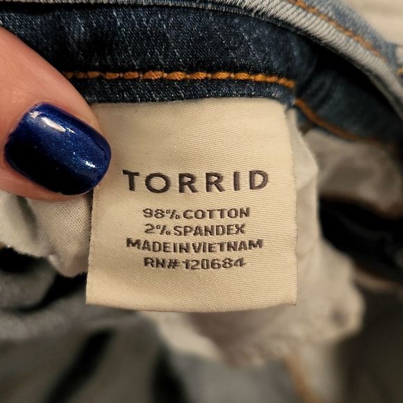 Medium wash rolled cuff Torrid jean shorts size 18. - Picture 3 of 8